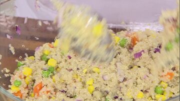 Aliña la ensalada y mezcla bien