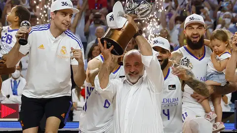 La emotiva imagen de Pablo Laso tras ganar la Liga Endesa con el Real Madrid La emotiva imagen de Pablo Laso tras ganar la Liga Endesa con el Real Madrid