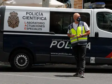 Agentes de la policía Nacional junto a la vivienda sita en el número 205 de la calle Serrano de Madrid