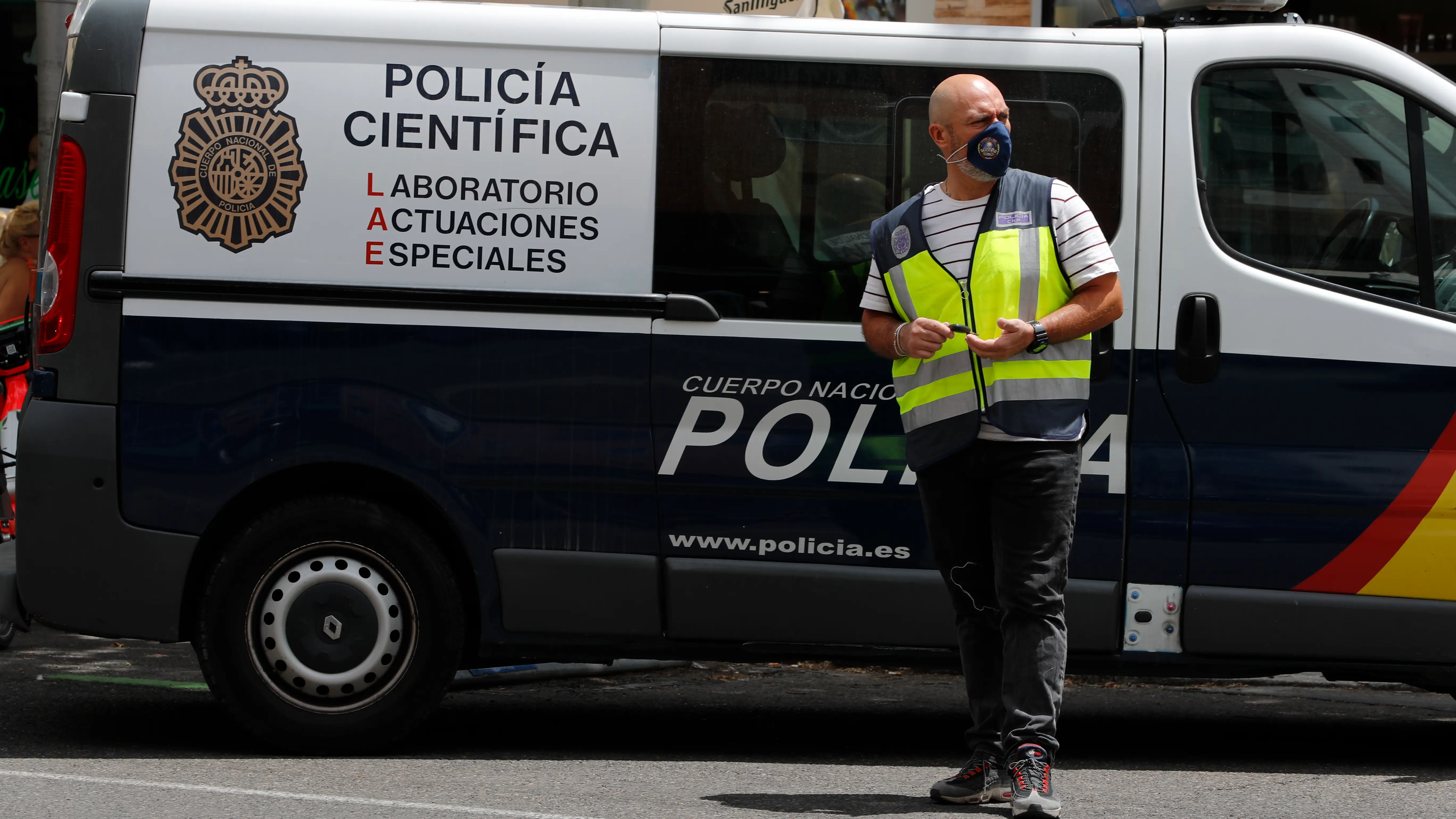 Agentes de la policía Nacional junto a la vivienda sita en el número 205 de la calle Serrano de Madrid Agentes de la policía Nacional junto a la vivienda sita en el número 205 de la calle Serrano de Madrid