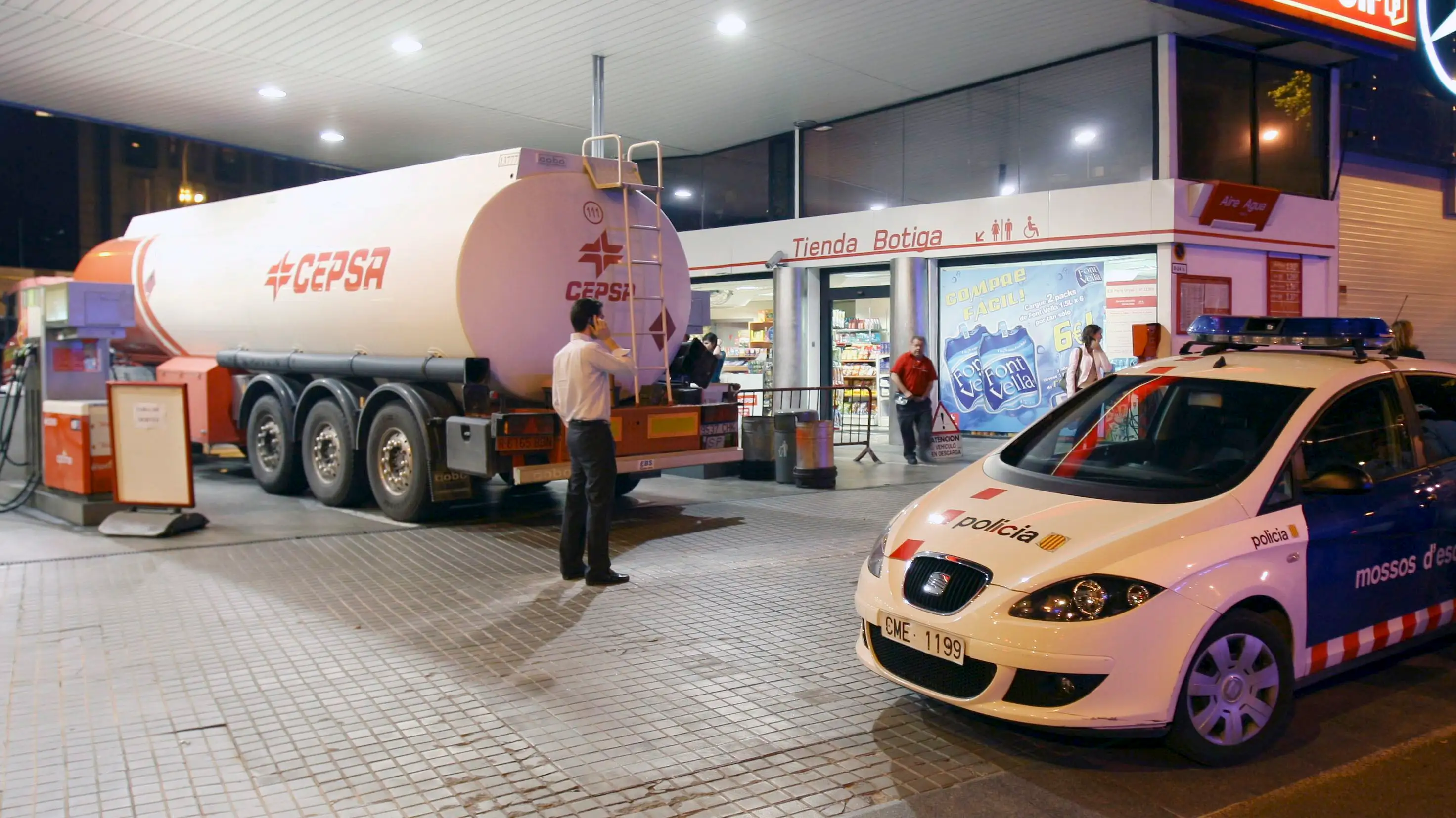 Un camión cisterna descarga en una gasolinera Un camión cisterna descarga en una gasolinera