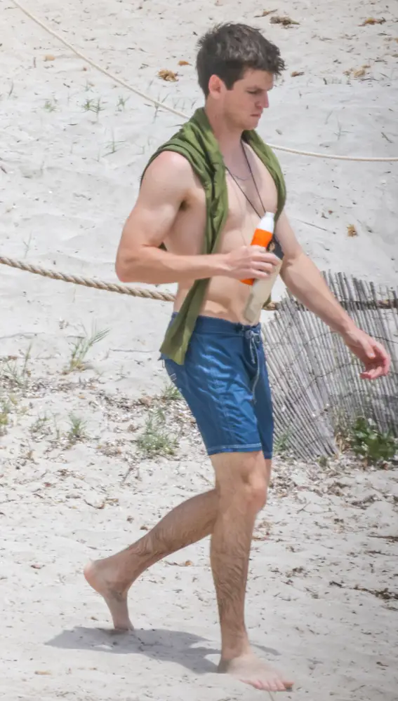 Miguel Bernardeau disfrtuando de unos días de playa 