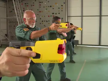 La Guardia Civil comienza a usar en la calle las primeras pistolas eléctricas Táser La Guardia Civil comienza a usar en la calle las primeras pistolas eléctricas Táser