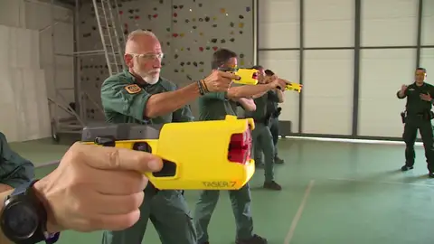 La Guardia Civil comienza a usar en la calle las primeras pistolas eléctricas Táser La Guardia Civil comienza a usar en la calle las primeras pistolas eléctricas Táser