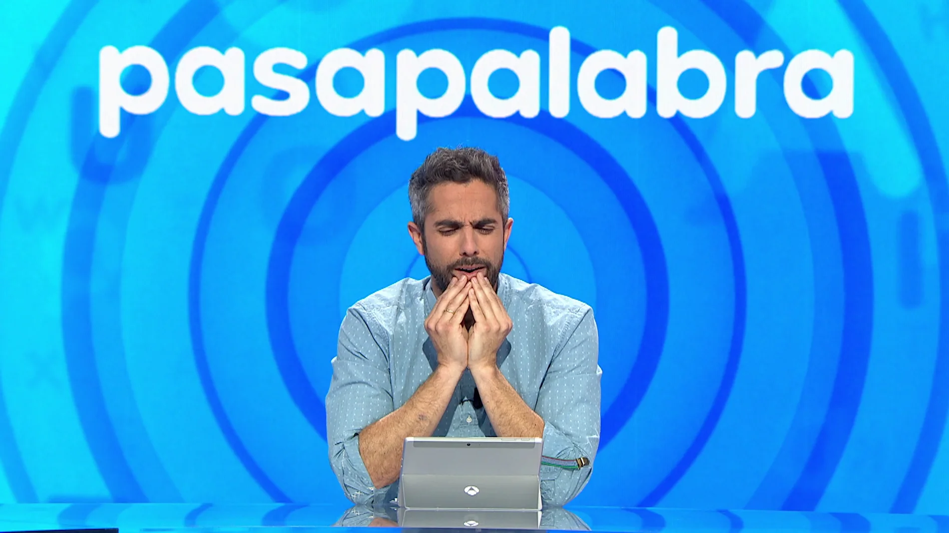 El chiste de Orestes sobre Eurovisión y 'Azúcar Moreno’ que destroza a Roberto Leal