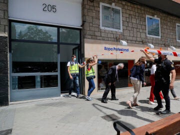 Agentes de la policía junto a la vivienda sita en el número 205 de la calle Serrano de Madrid