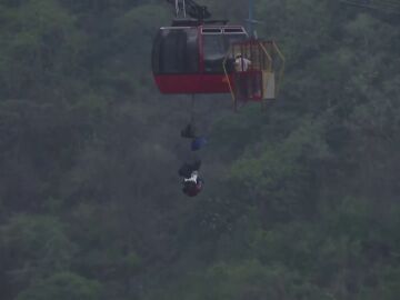 Rescate de 11 turistas en un teleférico en la India