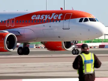 Un avión se dispone a despegar del aeropuerto de Gibraltar, en una fotografía de archivo Un avión se dispone a despegar del aeropuerto de Gibraltar, en una fotografía de archivo
