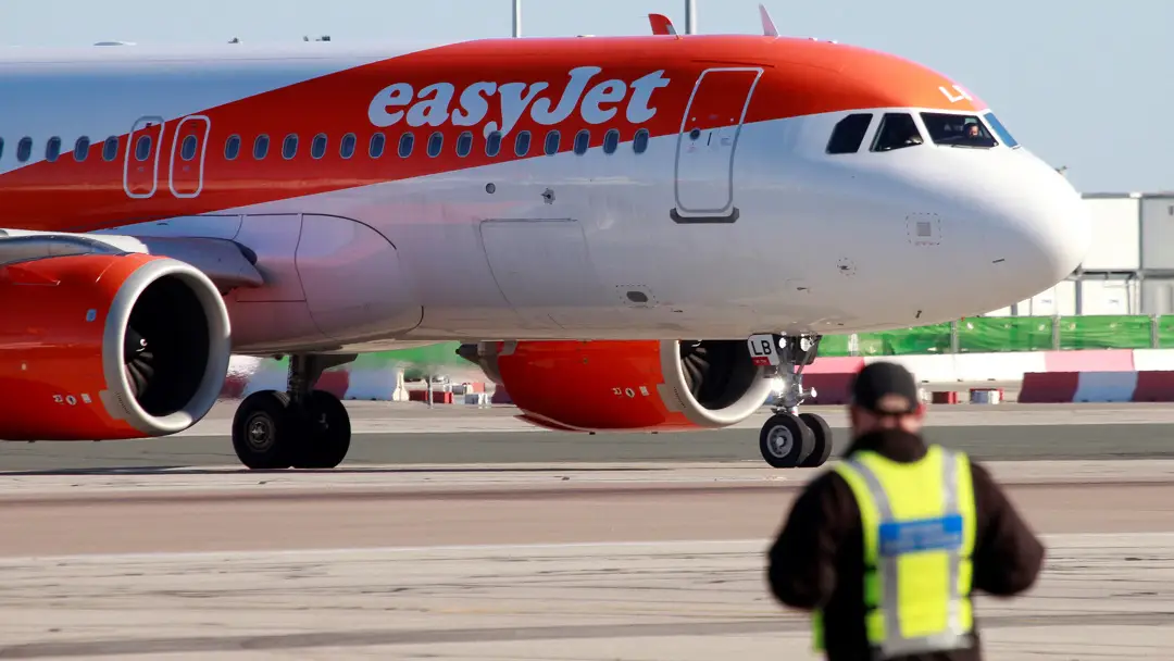 Un avión se dispone a despegar del aeropuerto de Gibraltar, en una fotografía de archivo Un avión se dispone a despegar del aeropuerto de Gibraltar, en una fotografía de archivo