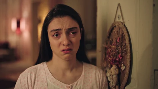 Gülben le confiesa a Safiye que solo quiere que ella cuide de su hija Gülben le confiesa a Safiye que solo quiere que ella cuide de su hija