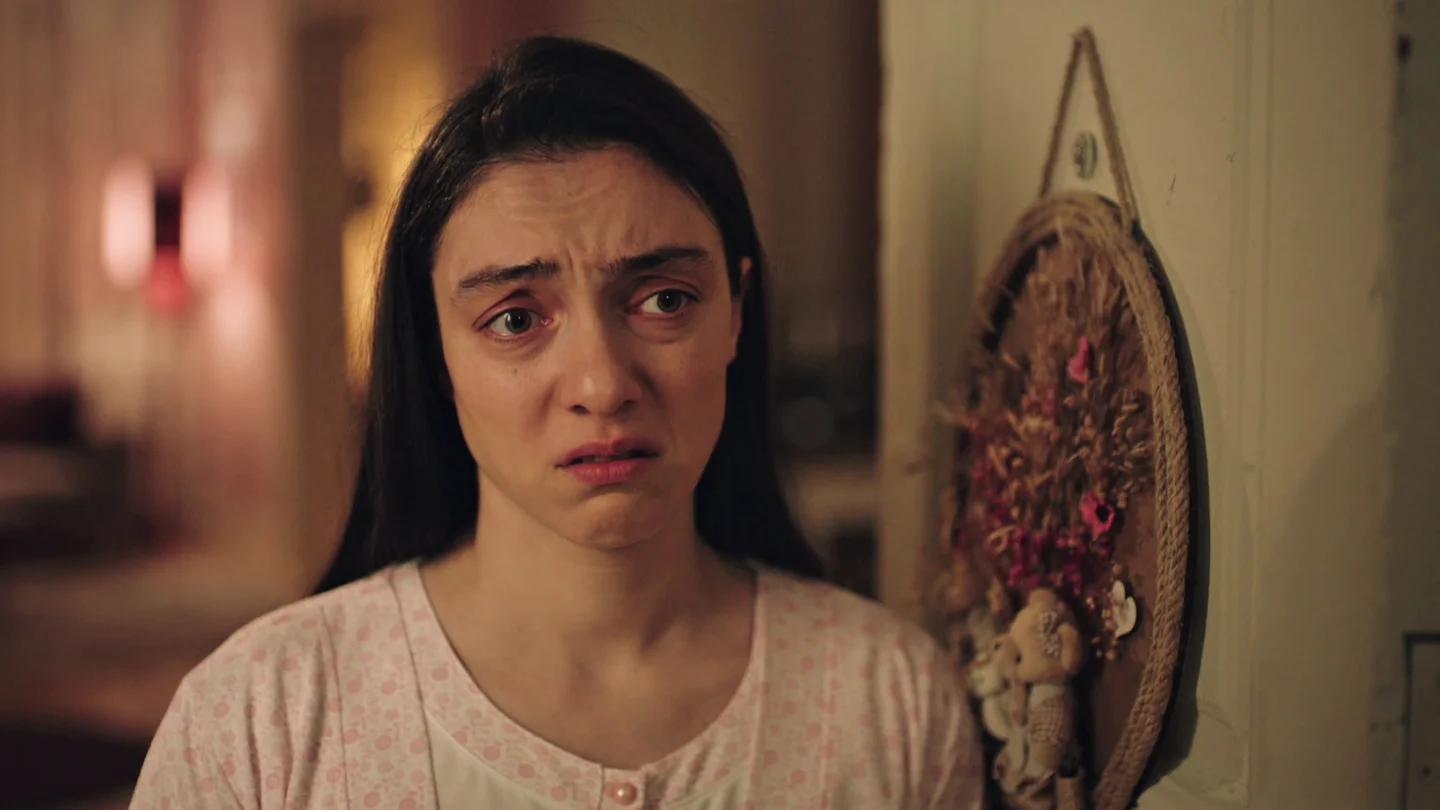 Gülben le confiesa a Safiye que solo quiere que ella cuide de su hija Gülben le confiesa a Safiye que solo quiere que ella cuide de su hija