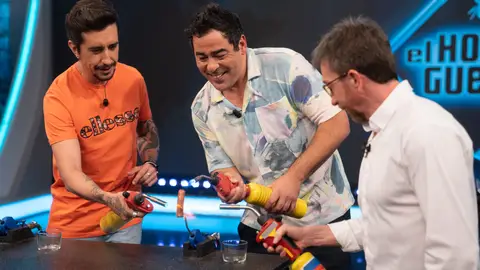 ¡Marron, Motos y Pablo Chiapella hacen volar una salchicha gracias al efecto Coanda! ¡Marron, Motos y Pablo Chiapella hacen volar una salchicha gracias al efecto Coanda!