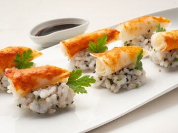 Un "curioso bocado" de arroz con palitos de surimi, de Karlos Argui&ntilde;ano