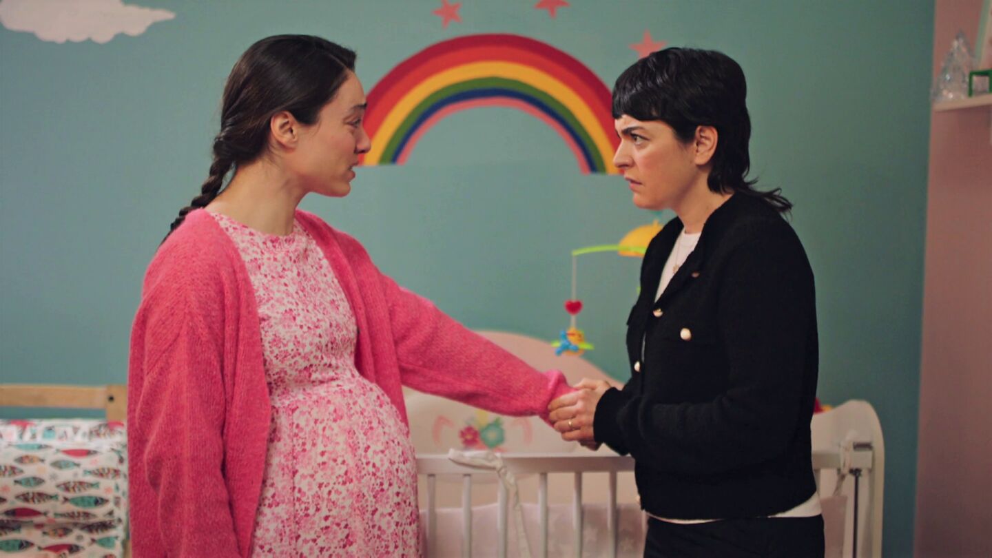 Safiye le promete a Gülben que estará con ella en el parto: "Te cogeré la mano cuando des a luz" 