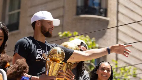 Stephen Curry, en la celebración de los Warriors por las calles de San Francisco Stephen Curry, en la celebración de los Warriors por las calles de San Francisco