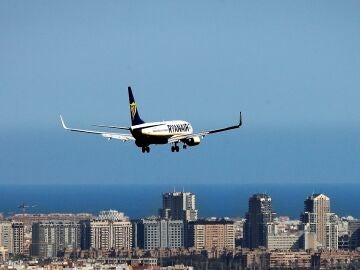 Un avión de Ryanair vuela hacia el aeropuerto de Manises en Valencia