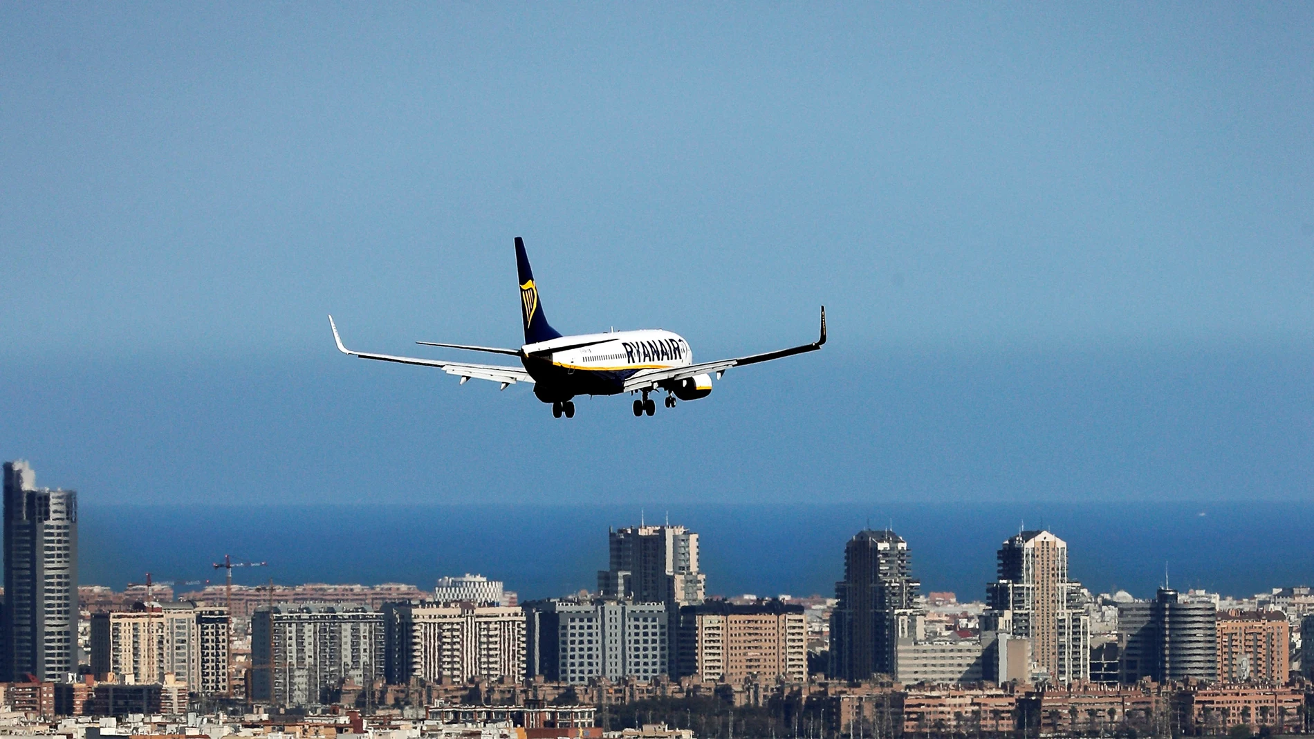 Un avión de Ryanair vuela hacia el aeropuerto de Manises en Valencia
