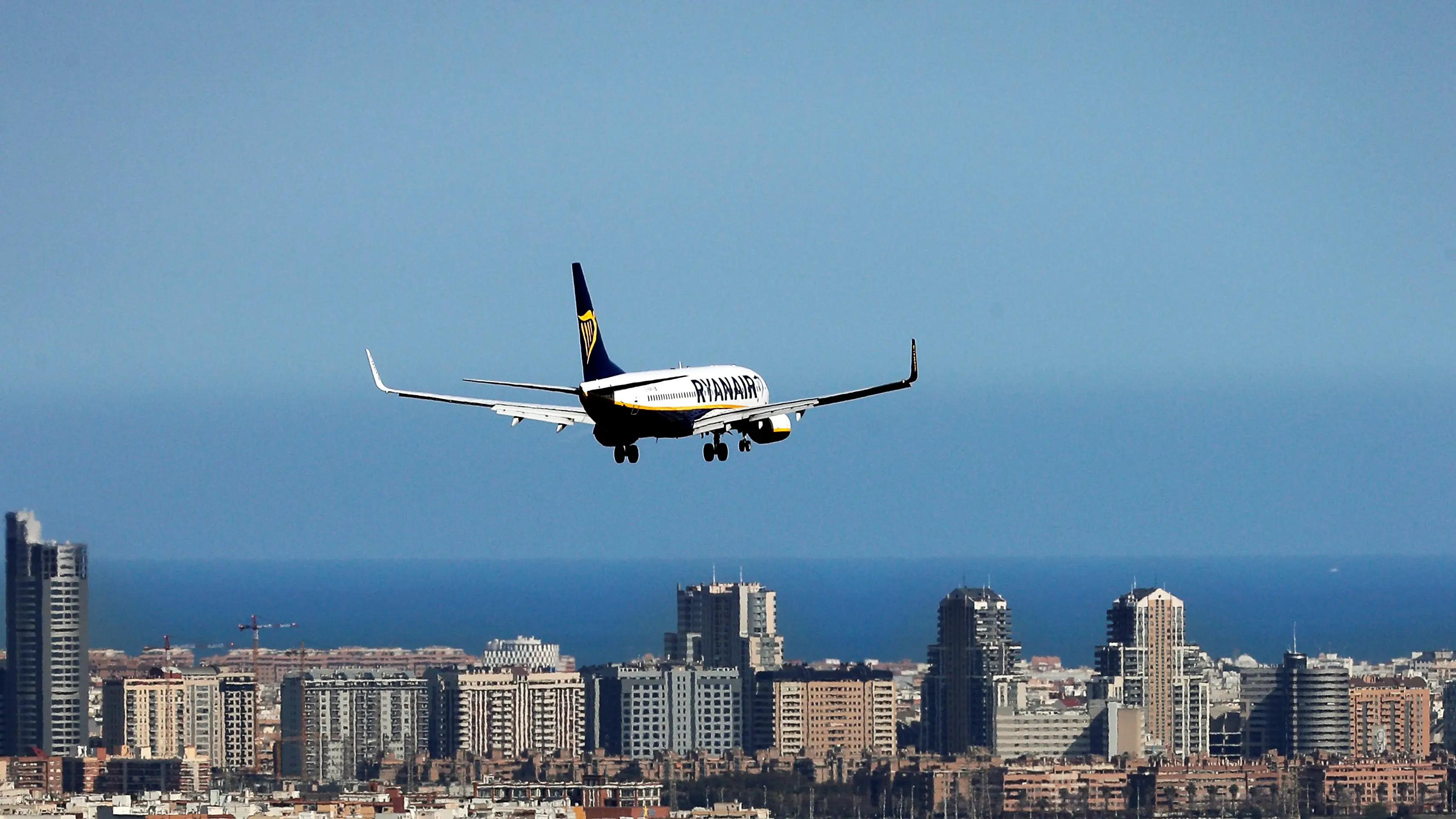 Un avión de Ryanair vuela hacia el aeropuerto de Manises en Valencia Un avión de Ryanair vuela hacia el aeropuerto de Manises en Valencia