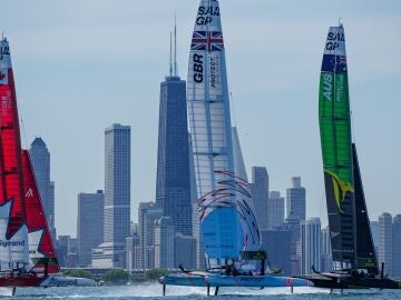 Los barcos de la Sail GP navegan con el skyline de Chicago al fondo