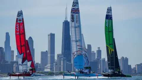 Los barcos de la Sail GP navegan con el skyline de Chicago al fondo Los barcos de la Sail GP navegan con el skyline de Chicago al fondo