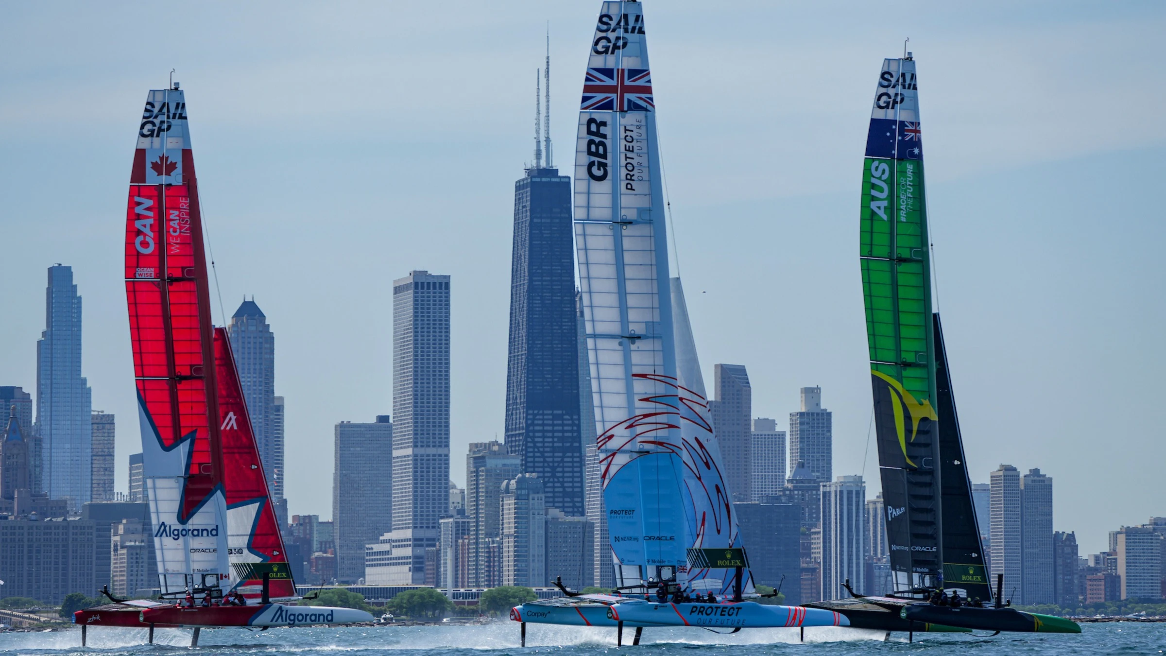Los barcos de la Sail GP navegan con el skyline de Chicago al fondo Los barcos de la Sail GP navegan con el skyline de Chicago al fondo