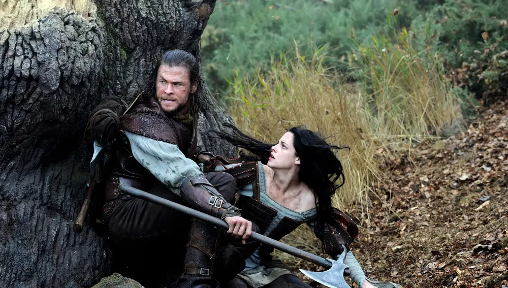 Chris Hemsworth y Kristen Stewart en 'Blancanieves y la leyenda del cazador'