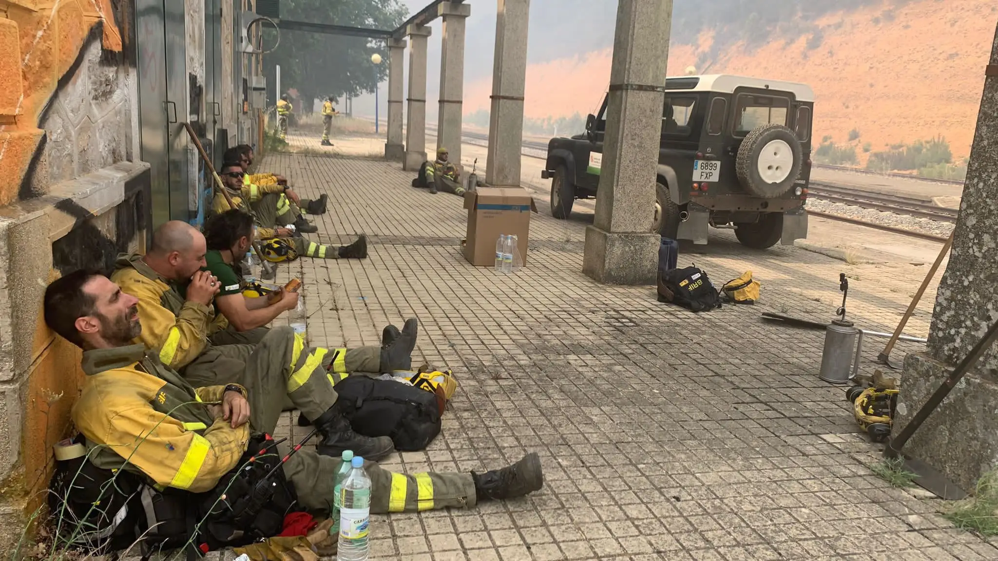 La viral imagen de unos bomberos con la que se denuncia que Castilla y León es la "tierra que menos importa al Gobierno" La viral imagen de unos bomberos con la que se denuncia que Castilla y León es la "tierra que menos importa al Gobierno"