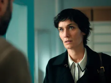 Roxane incomoda a Karadec con una proposición romántica Roxane incomoda a Karadec con una proposición romántica