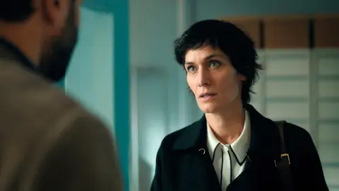 Roxane incomoda a Karadec con una proposición romántica Roxane incomoda a Karadec con una proposición romántica