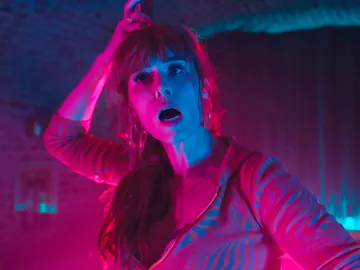 Morgane descubre la pista clave subida a una barra de pole dance Morgane descubre la pista clave subida a una barra de pole dance