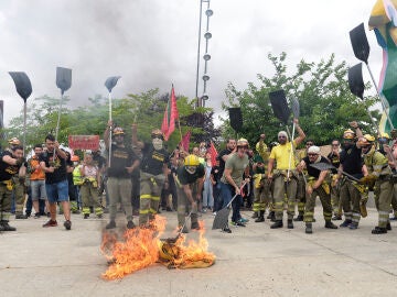 Trabajadores del operativo contra incendios forestales de Castilla y León protestan