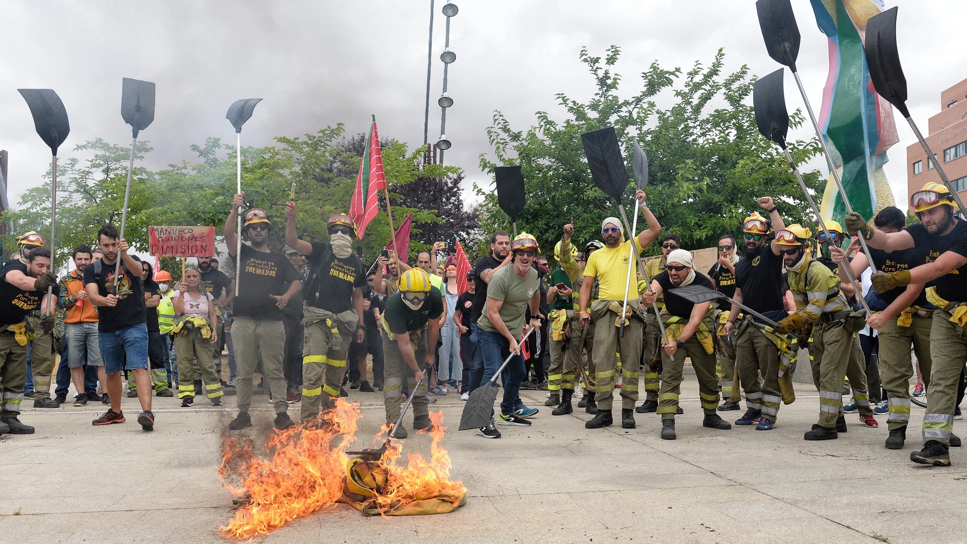 Trabajadores del operativo contra incendios forestales de Castilla y León protestan