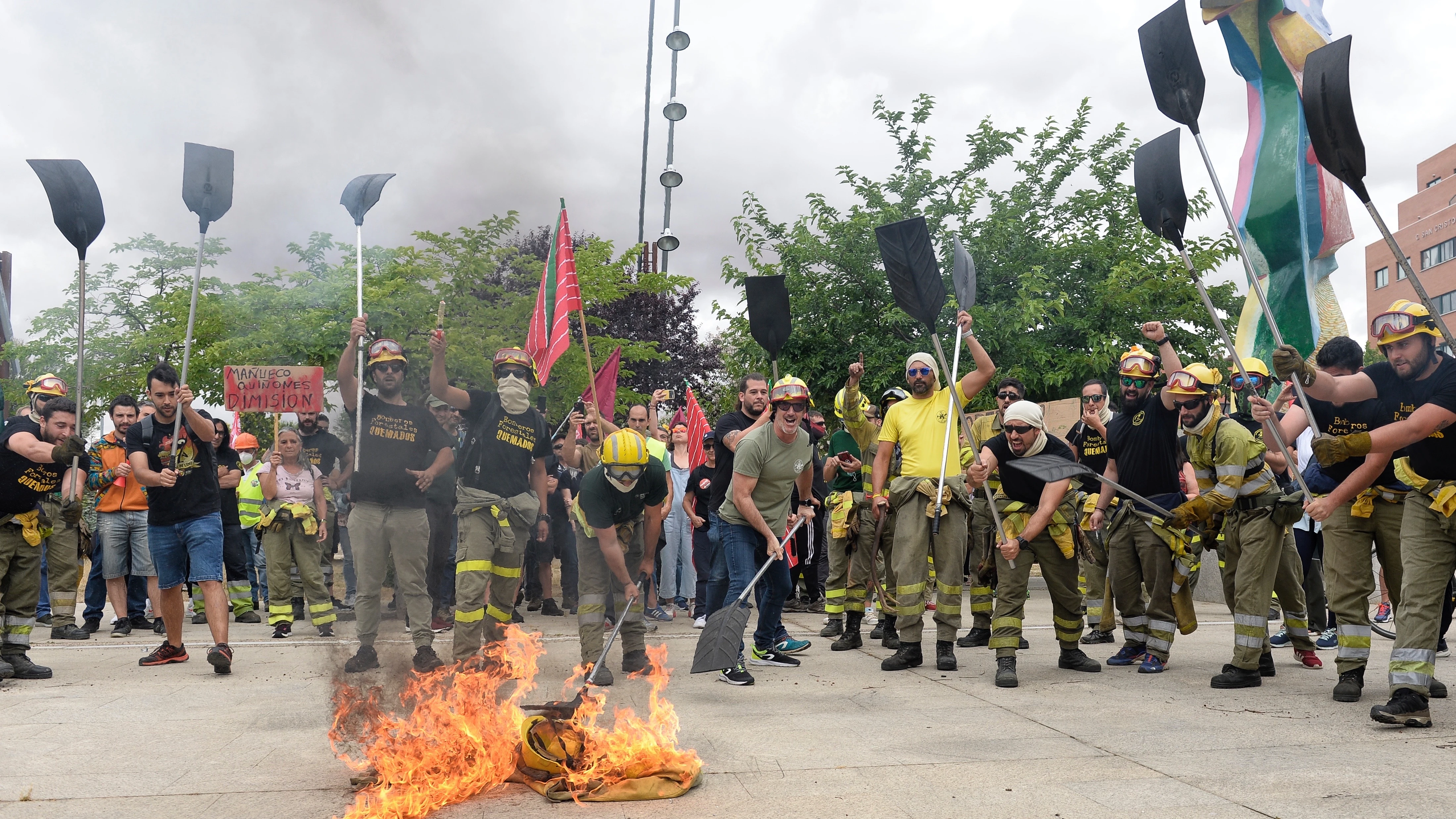 Trabajadores del operativo contra incendios forestales de Castilla y León protestan Trabajadores del operativo contra incendios forestales de Castilla y León protestan