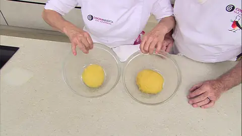 Tapa el molde y deja reposar la masa Tapa el molde y deja reposar la masa