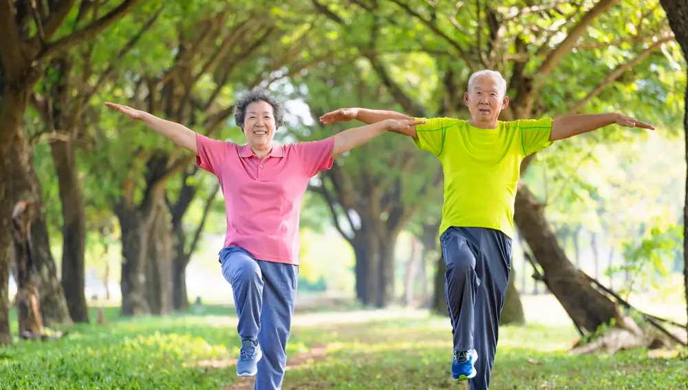 Equilibrio con los brazos en cruz