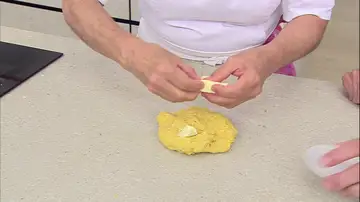 Coloca la mantequilla sobre la masa
