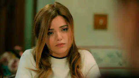 Züleyha reconoce ante Sevda que desea dormir junto a Demir: “Quiero estar con él” Züleyha reconoce ante Sevda que desea dormir junto a Demir: “Quiero estar con él”