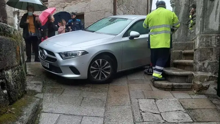 Las turistas atrapadas frente a la Iglesia de Combarro