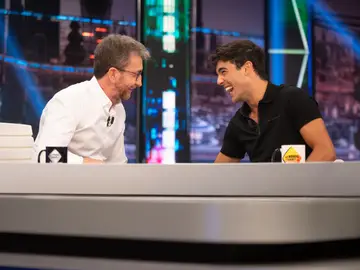 La historia de la fan de Óscar Casas que le pregunta si le gustan las cabras: "Me daría un poco de miedo" La historia de la fan de Óscar Casas que le pregunta si le gustan las cabras: "Me daría un poco de miedo"