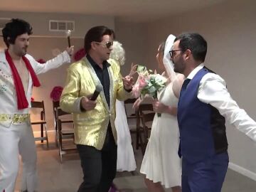 Un doble de Elvis oficiando una boda en Las Vegas