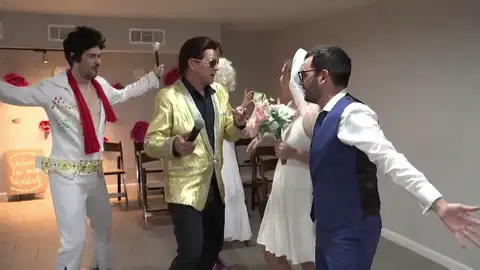 Un doble de Elvis oficiando una boda en Las Vegas Un doble de Elvis oficiando una boda en Las Vegas