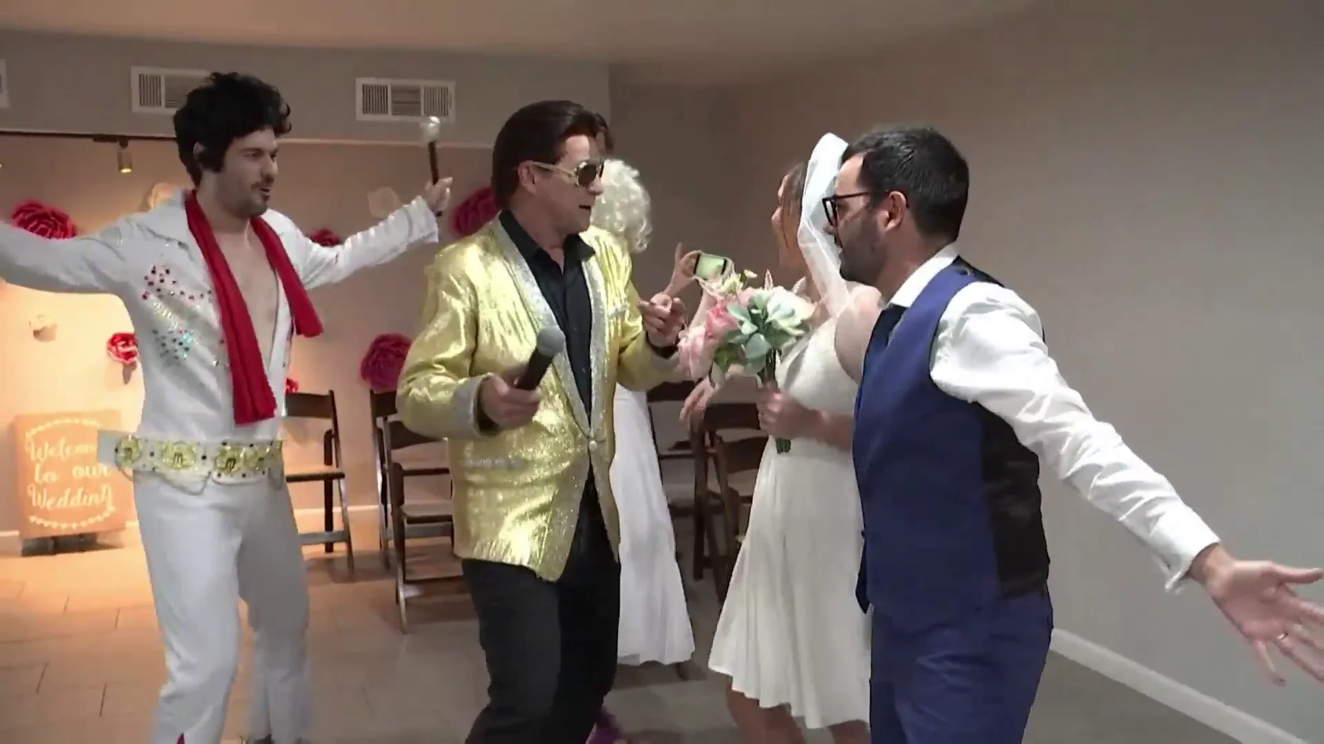Un doble de Elvis oficiando una boda en Las Vegas Un doble de Elvis oficiando una boda en Las Vegas