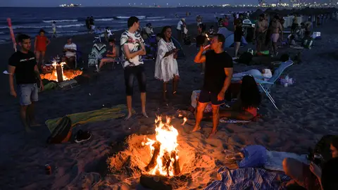Imagen de archivo de una hoguera de San Juan Imagen de archivo de una hoguera de San Juan