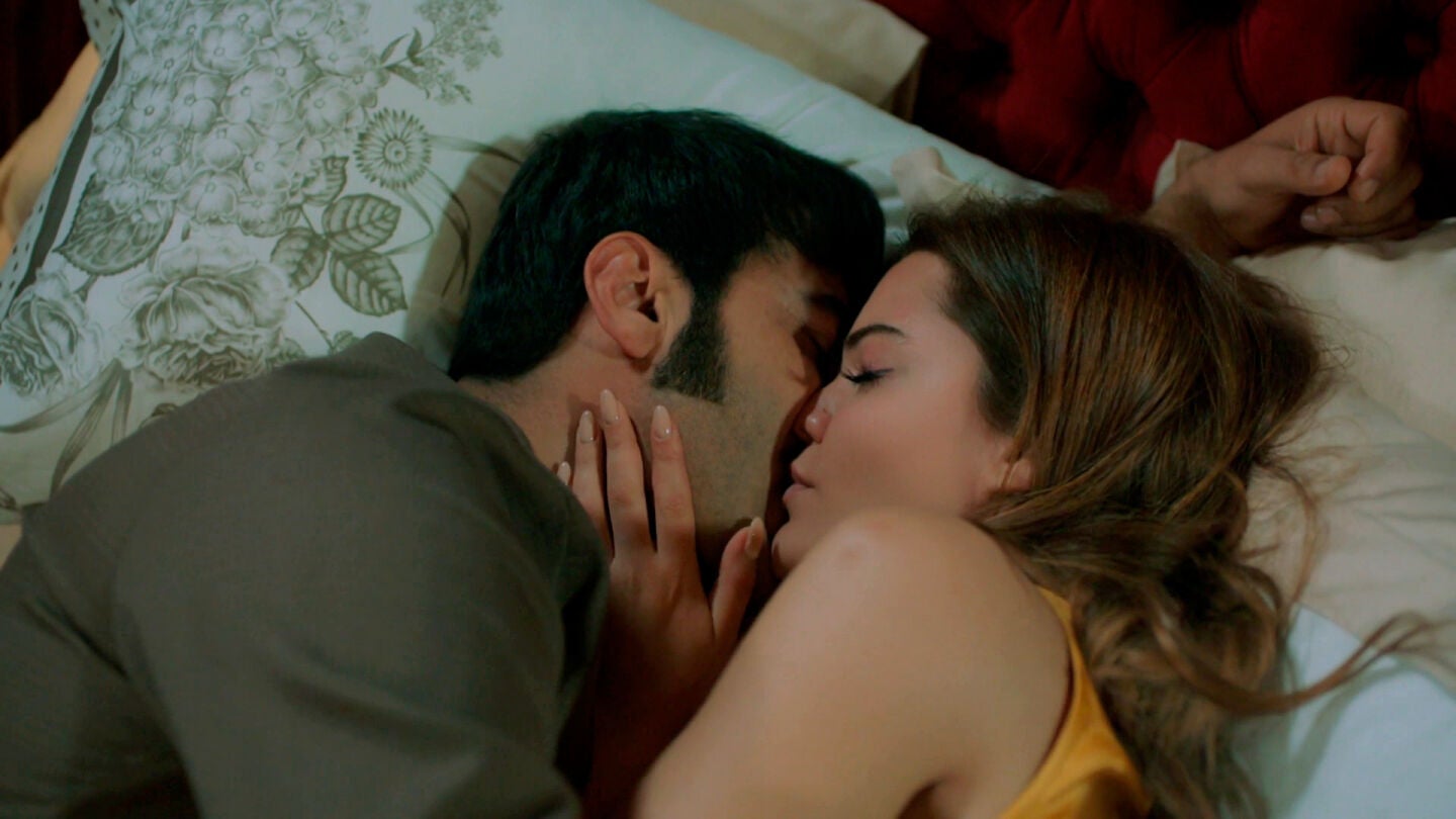 Demir y Züleyha dan rienda suelta a su pasión entre besos y caricias: “Siempre te amaré”
