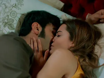 Demir y Züleyha dan rienda suelta a su pasión entre besos y caricias: “Siempre te amaré” Demir y Züleyha dan rienda suelta a su pasión entre besos y caricias: “Siempre te amaré”
