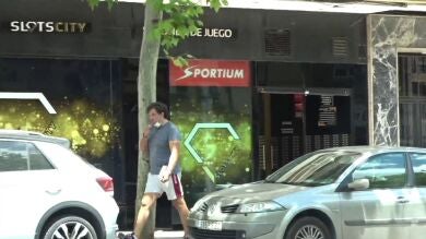 El antihigiénico gesto del actor acusado de asesinato Luis Lorenzo con una colilla tirada en la calle