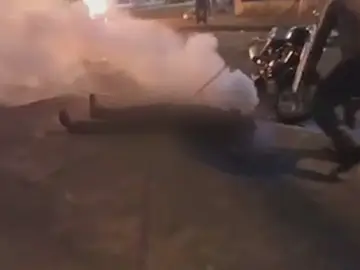 El joven rodeado de humo tras el impacto de la botella de gas lacrimógeno El joven rodeado de humo tras el impacto de la botella de gas lacrimógeno