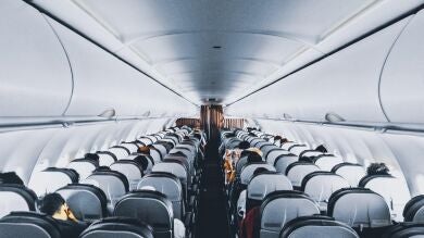 Un viaje infernal hasta Tenerife: dos pasajeros borrachos, fumando y orinando en sus asientos