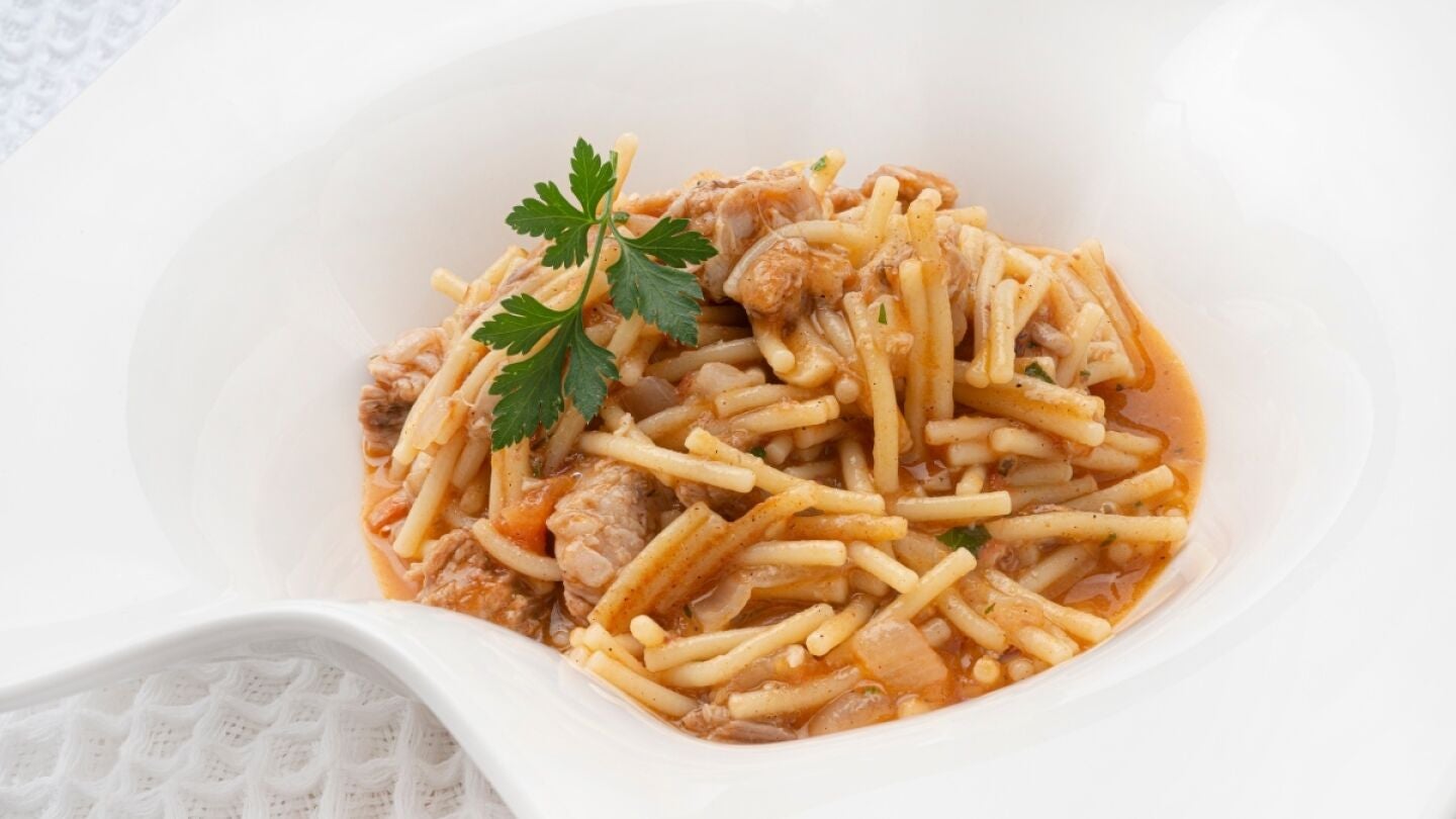 Comida para 6 con poco dinero: receta de fideos a la cazuela con costilla, de Arguiñano