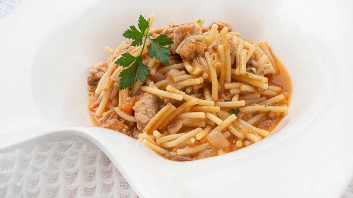 Comida para 6 con poco dinero: receta de fideos a la cazuela con costilla, de Argui&ntilde;ano